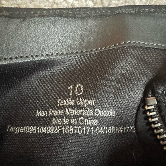 Universal Thread Booties - Picture 2 of 2